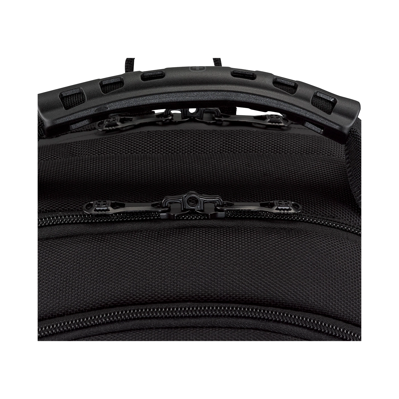 Schwarzer Rucksack mit Reißverschlüssen und Griff, Nahaufnahme.