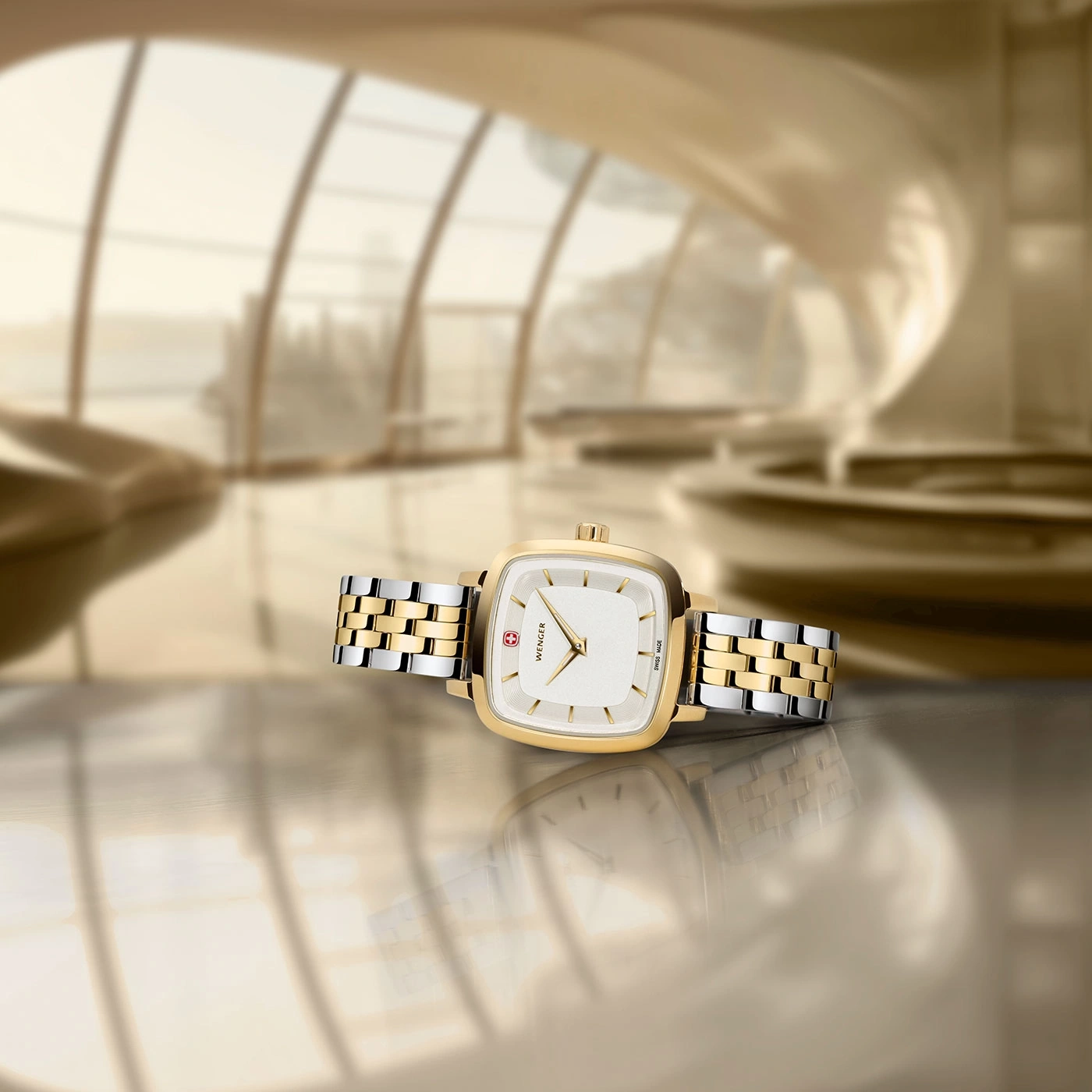 Wenger Uhr, goldfarbenes Zifferblatt, zweifarbiger Armband, luxuriöses Ambiente, Reflexion
