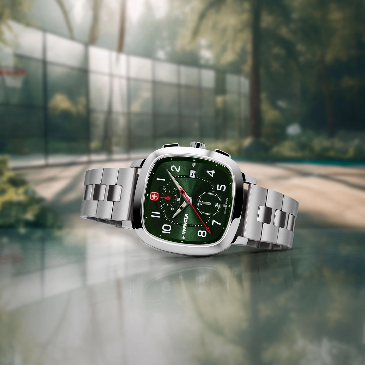 Wenger Uhr mit grünem Zifferblatt und silbernem Armband, Nahaufnahme auf reflektierender Oberfläche