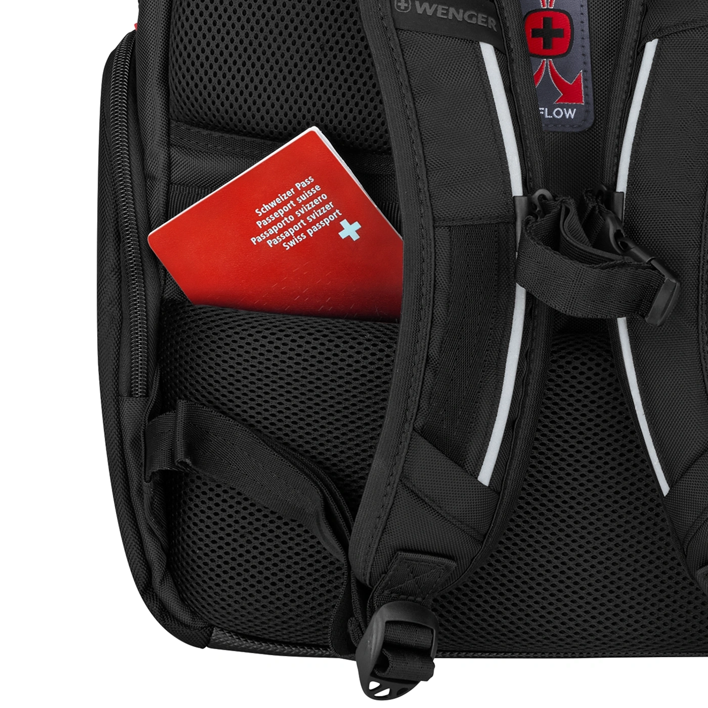 Schwarzer Rucksack mit Schweizer Pass in der Tasche, Nahaufnahme.