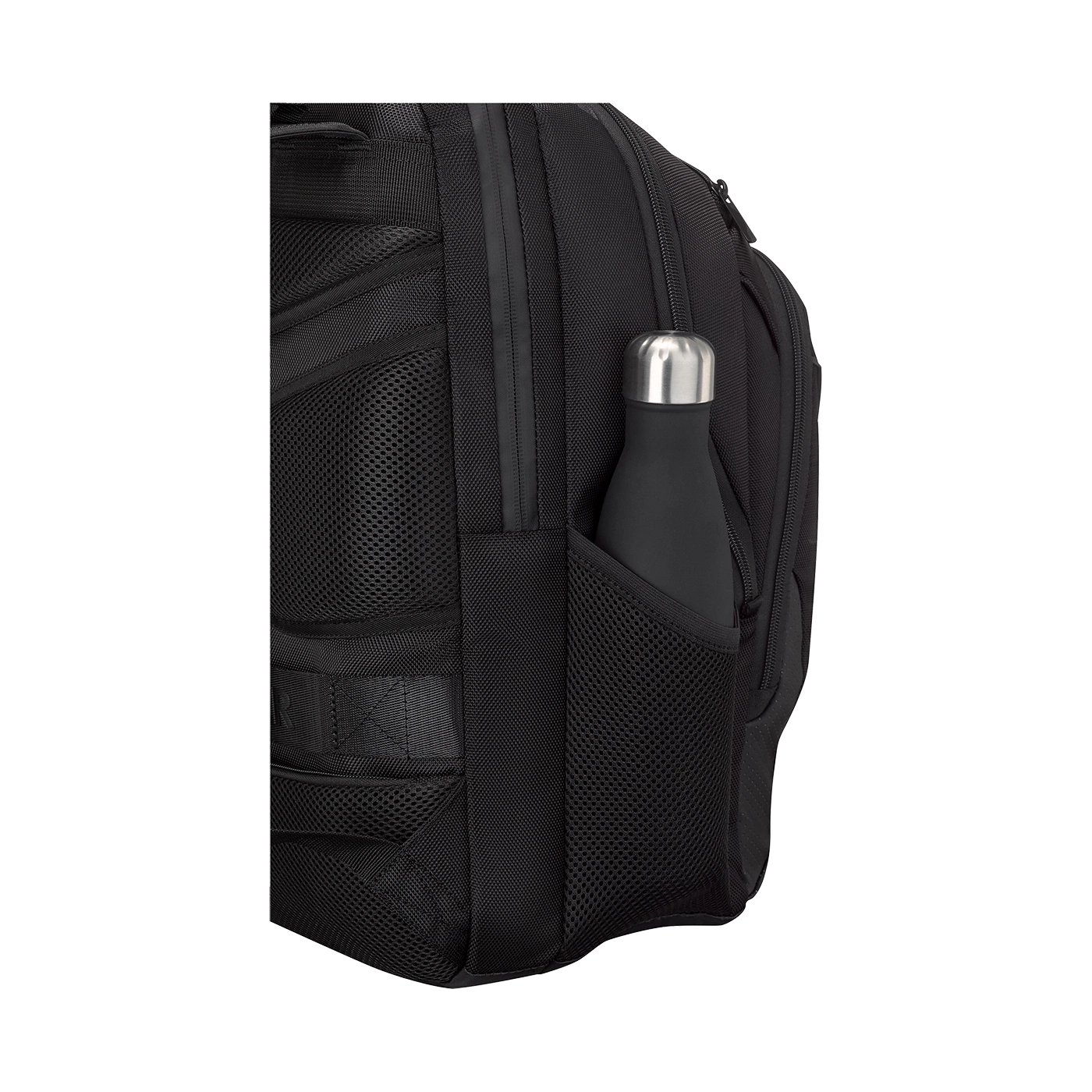 Schwarzer Rucksack mit Wasserflasche in der Seitentasche. Alltag.