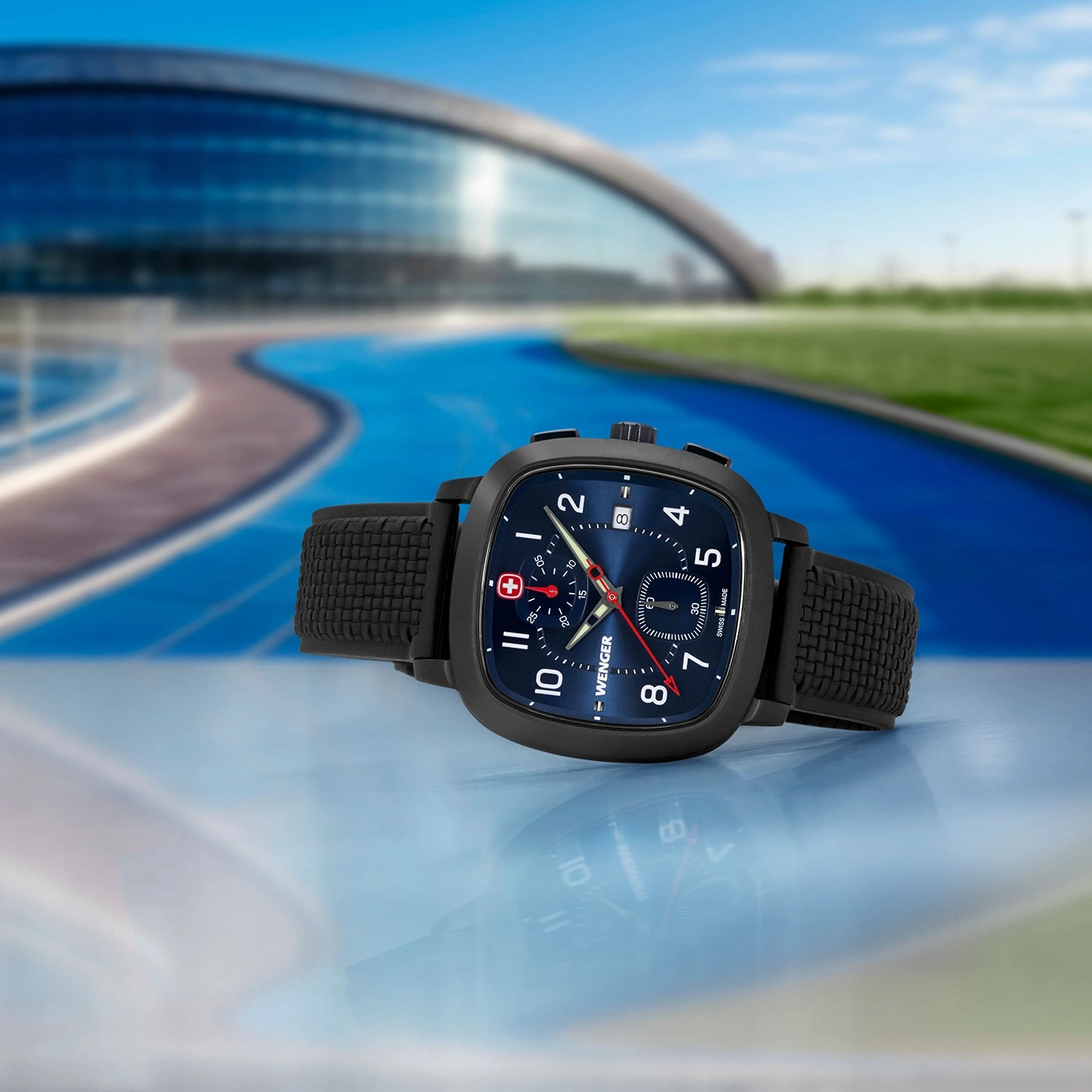 Wenger Uhr mit schwarzem Armband, blauem Zifferblatt, vor verschwommenem Hintergrund