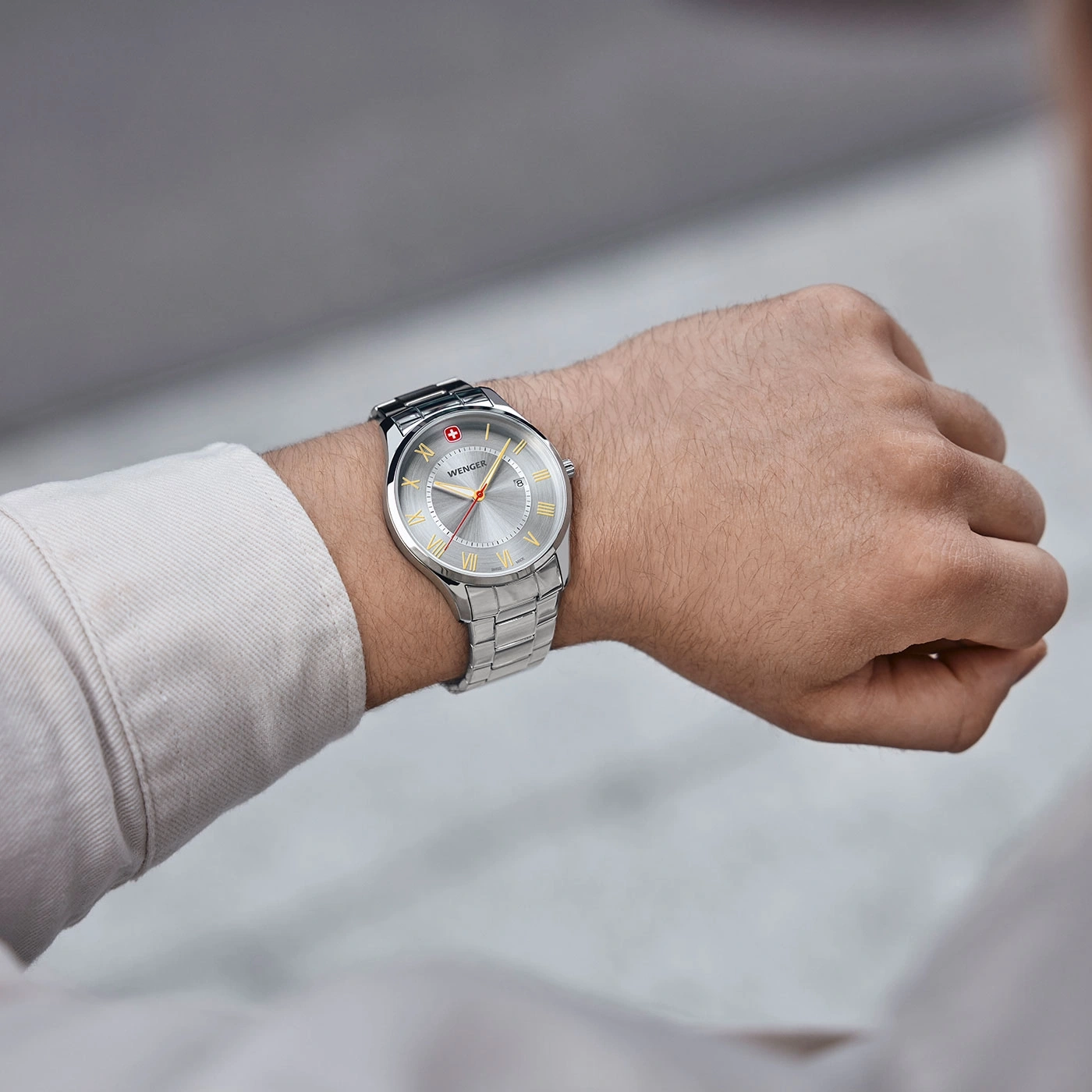 Uhr am Handgelenk, silbernes Zifferblatt, goldene römische Ziffern, Wenger-Marke, Armbanduhr